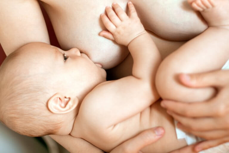 Dojenje po 6. mesecu starosti ne zadosti otrokovih prehranskih potreb, zato je primerno uvajanje dopolnilne prehrane.