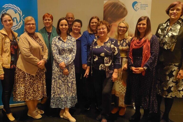 Skupinska slika predavateljev in članov NOSD na mednarodnem simpoziju o dojenju in laktaciji.